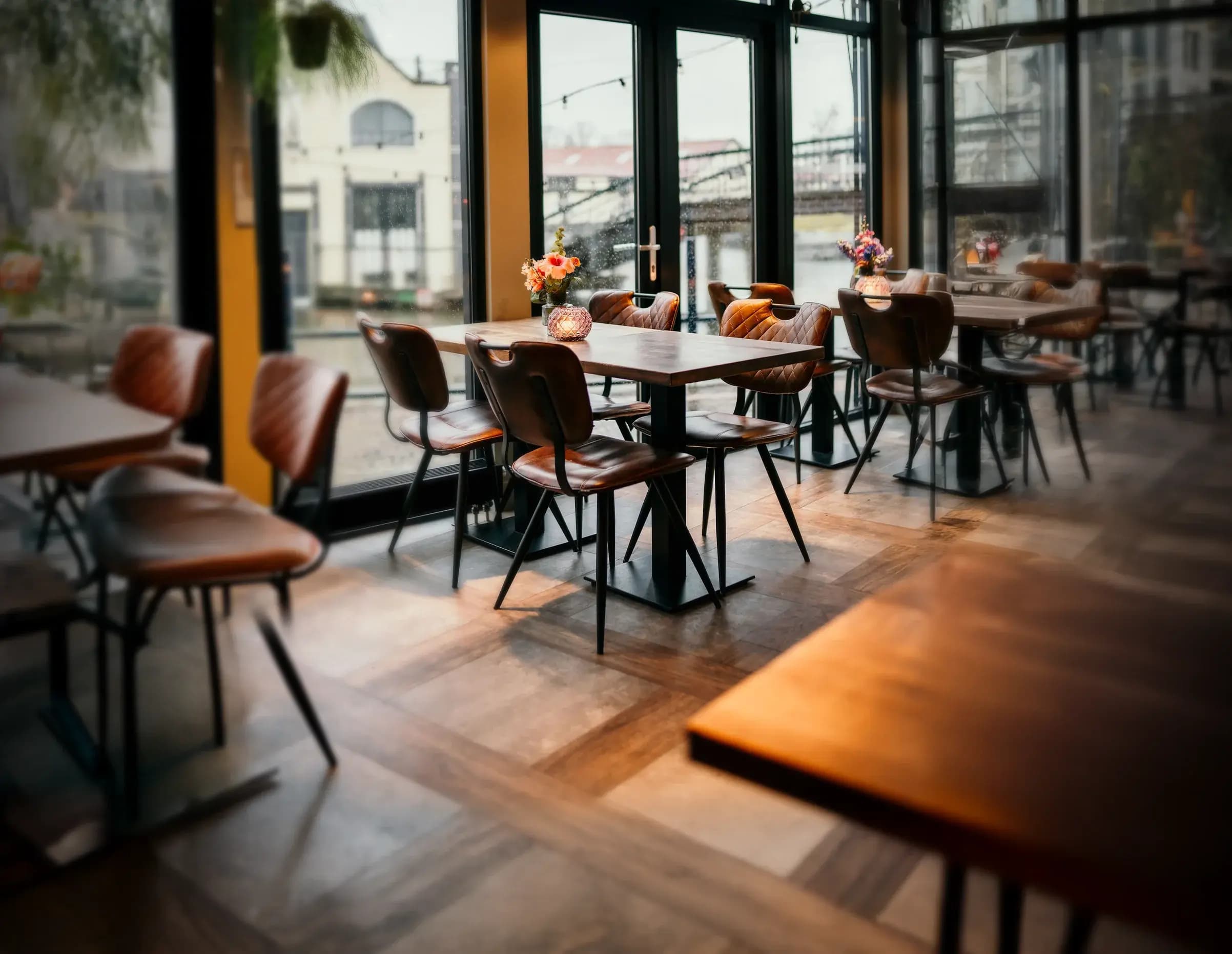 Diner tafel met uitzicht naar buiten